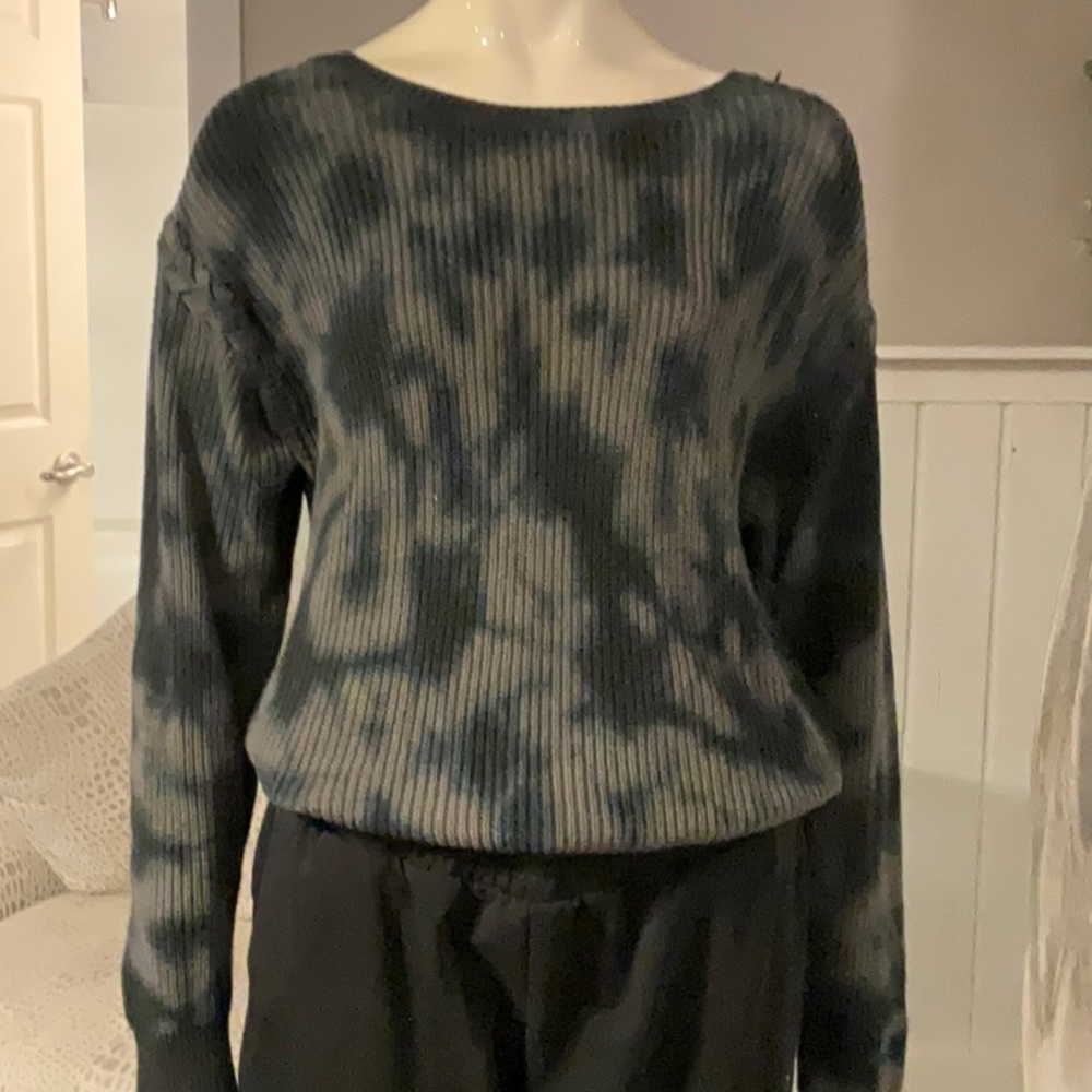 Numero sweater